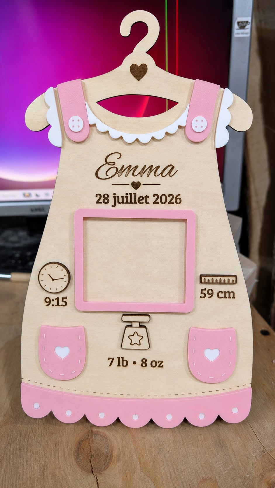 Plaque de naissance robe en bois – variante mauve