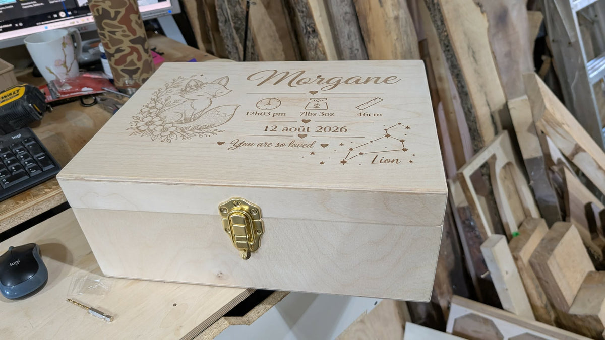 Valise souvenir naissance en merisier - vue couvercle gravé