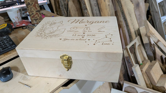 Valise souvenir naissance en merisier - vue couvercle gravé