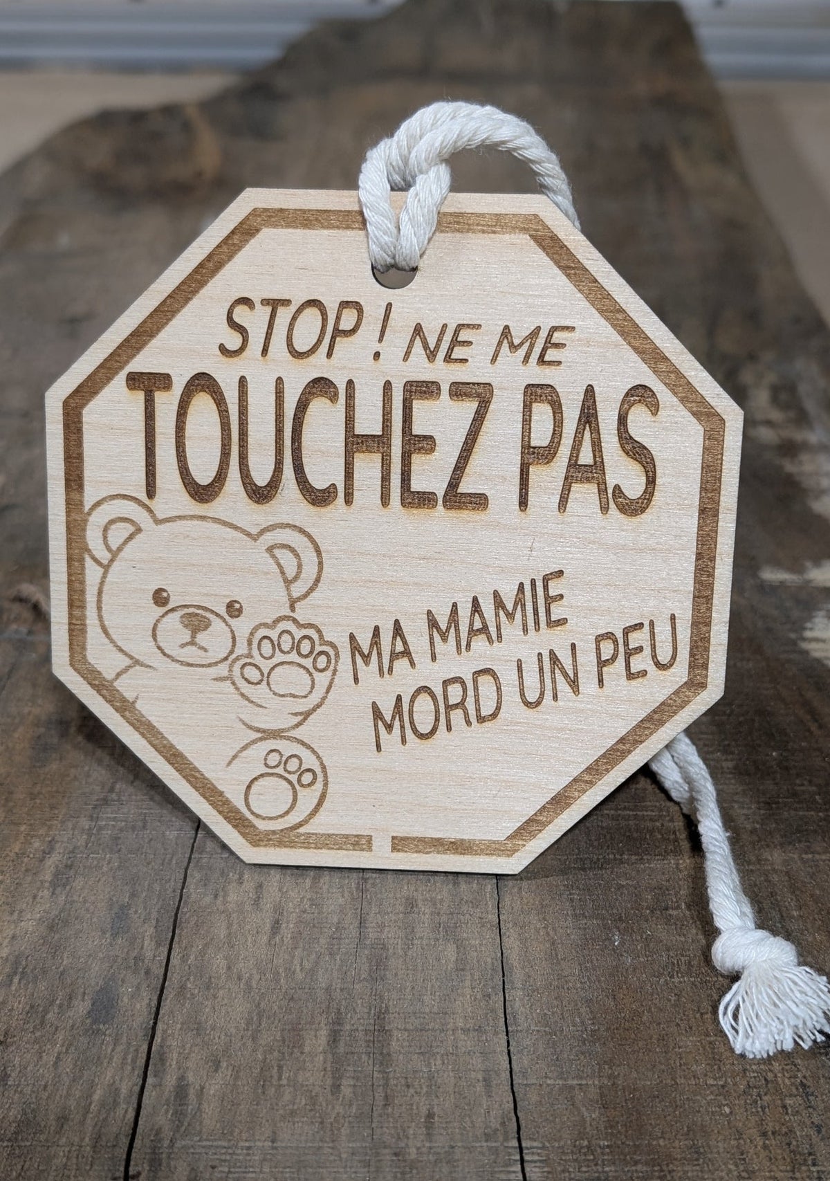 Panneau Stop – Ma Mamie Mord un Peu
