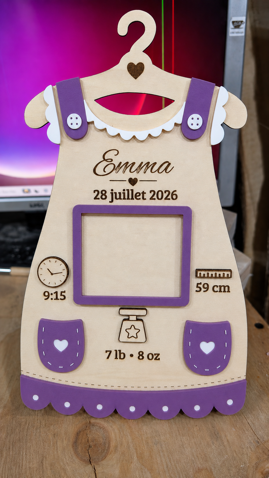 Plaque de naissance robe en bois – variante rouge