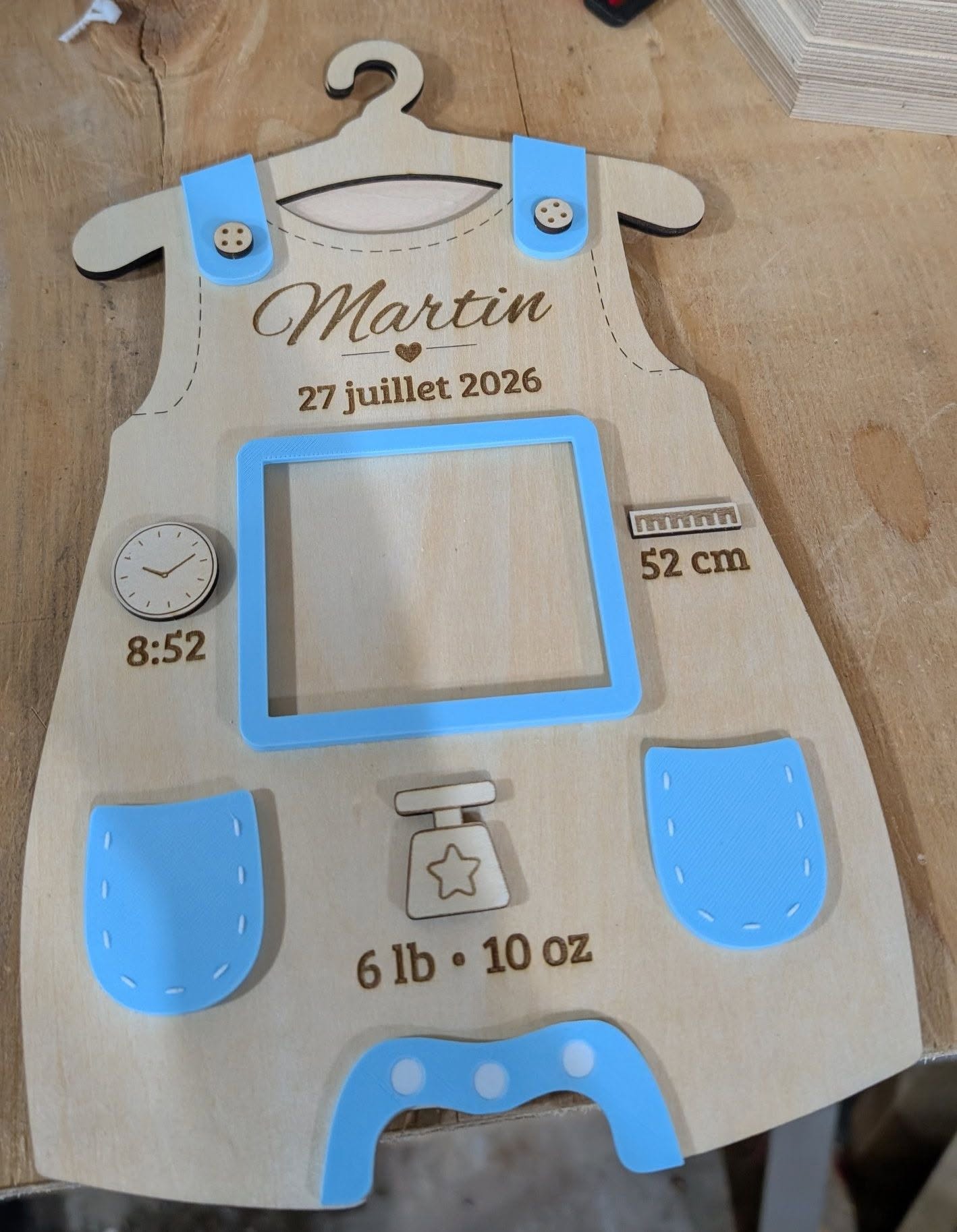Plaque de naissance  – salopette en bois avec cadre photo