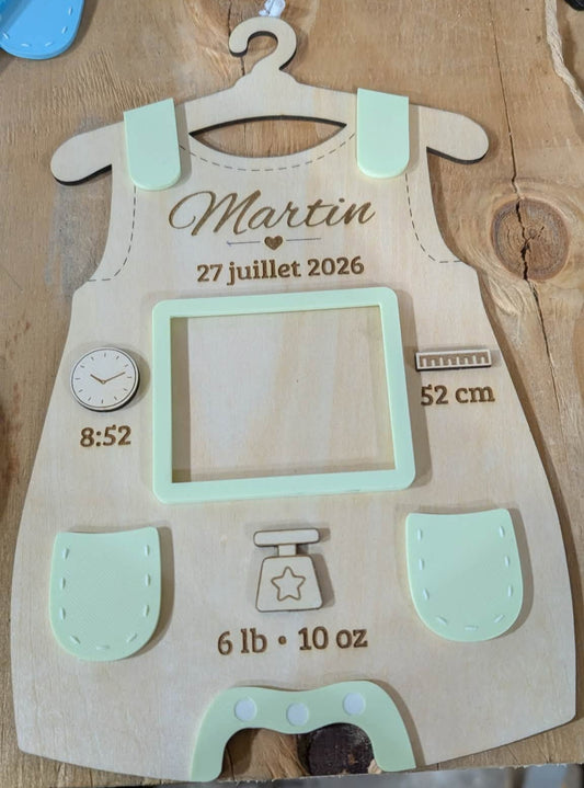 Plaque de naissance  – salopette en bois avec cadre photo