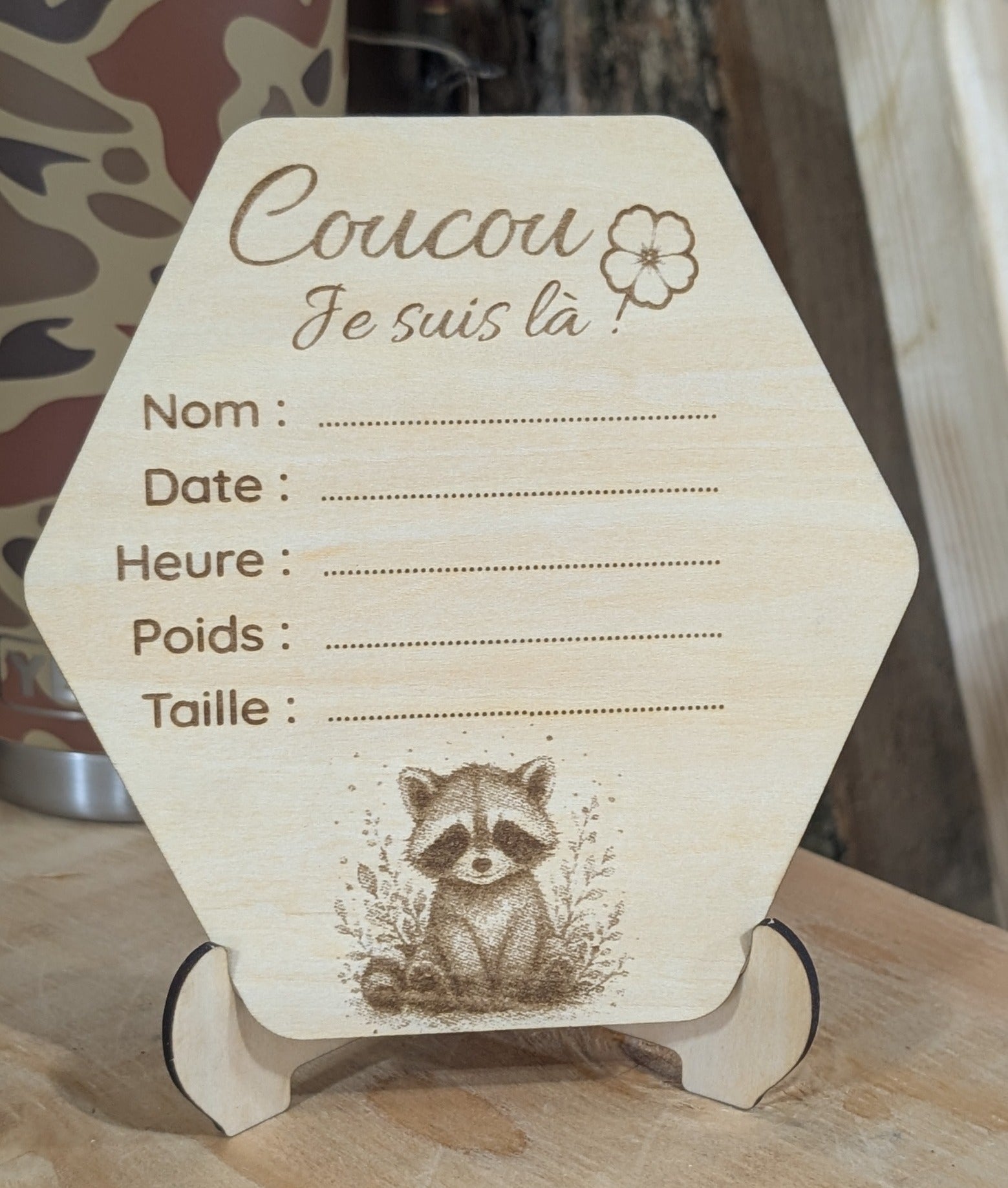 Pastille de naissance en bois gravé avec raton laveur