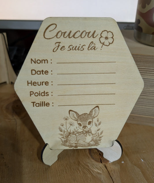 Pastille de naissance en bois gravé motif faon avec support