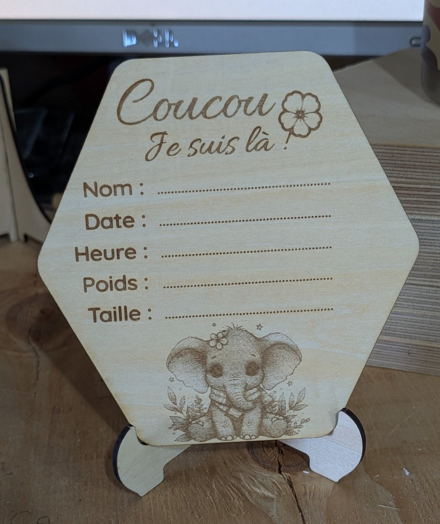 Pastille de naissance en bois gravé motif éléphant avec support