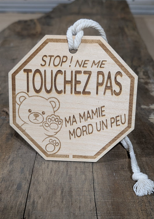 Panneau Stop – Ma Mamie Mord un Peu