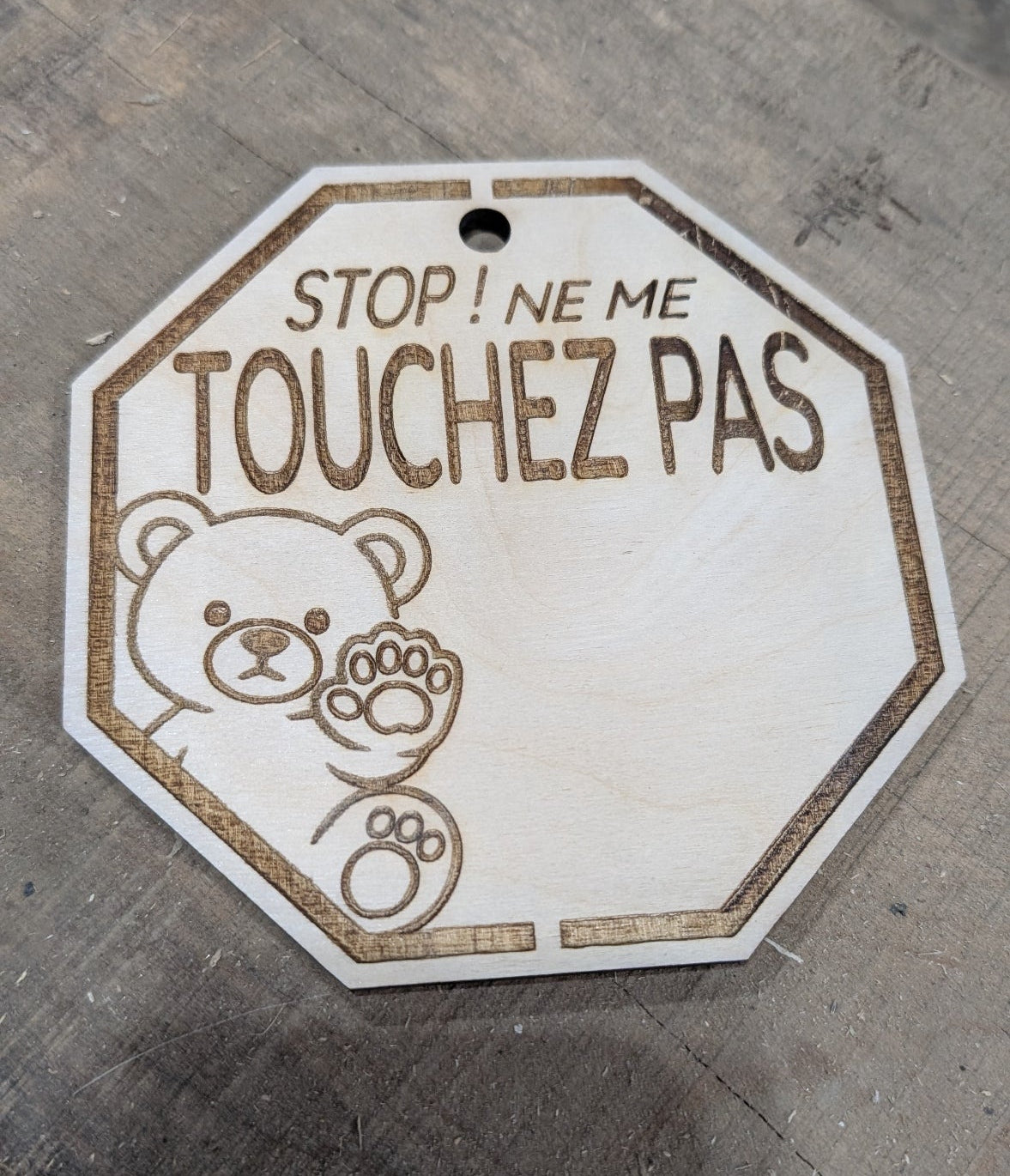 Panneau Stop octogonal en bois gravé au laser avec ourson