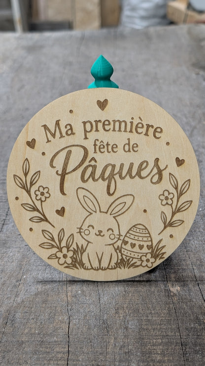 Pastille en bois gravé « Ma première fête de Pâques », avec lapin, œufs et fleurs.