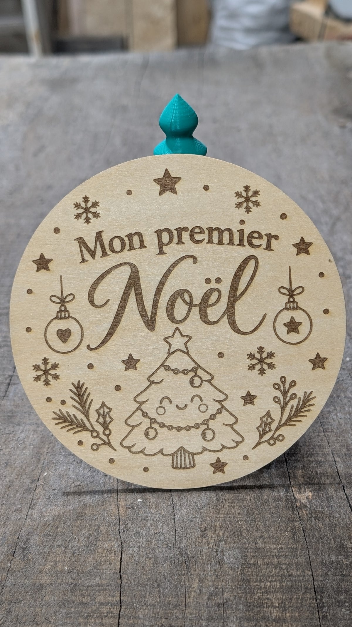 Pastille en bois gravé « Mon premier Noël », avec sapin, boules et branches.