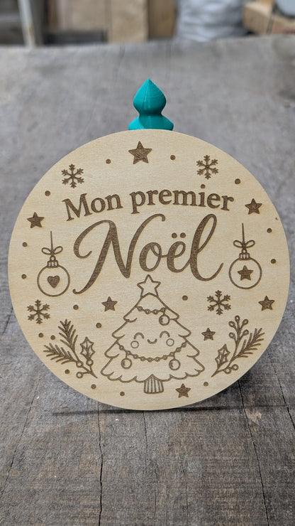 Pastille en bois gravé « Mon premier Noël », avec sapin, boules et branches.