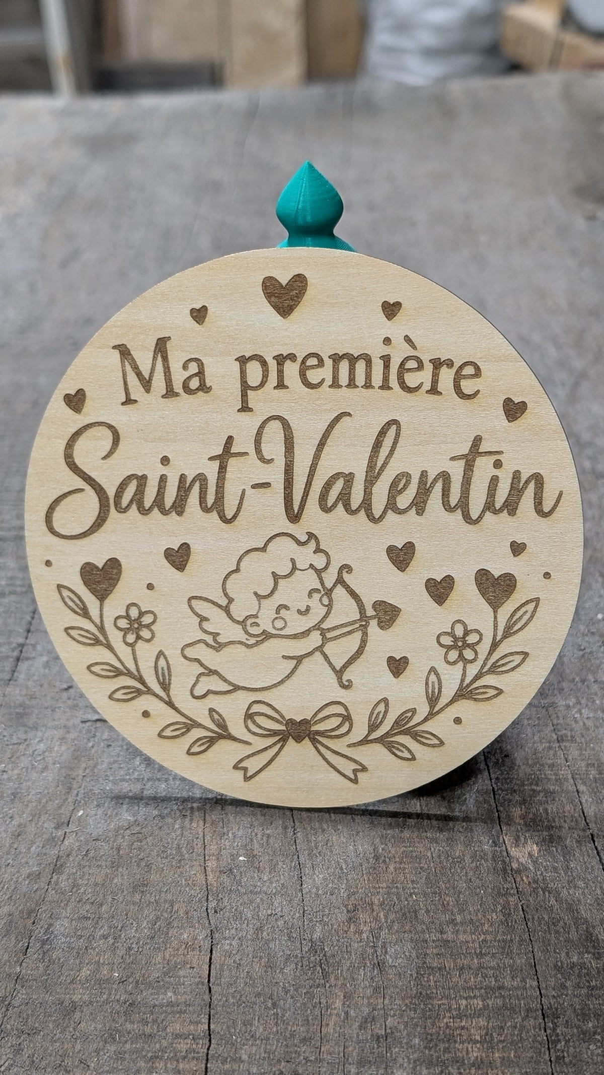 Pastille en bois gravé « Ma première Saint-Valentin », avec ourson, cœurs et fleurs.