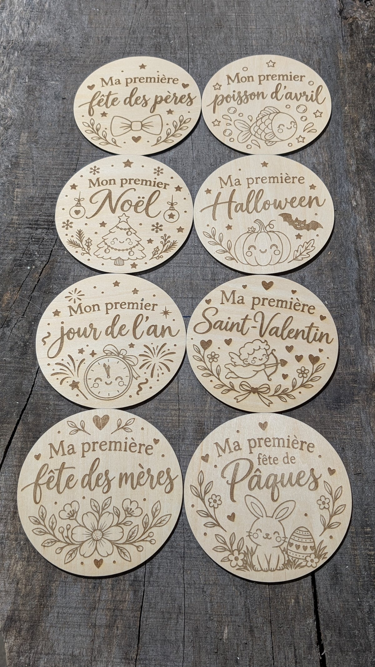 Ensemble de huit pastilles en bois gravé pour les premières fêtes de bébé, présentées ensemble.