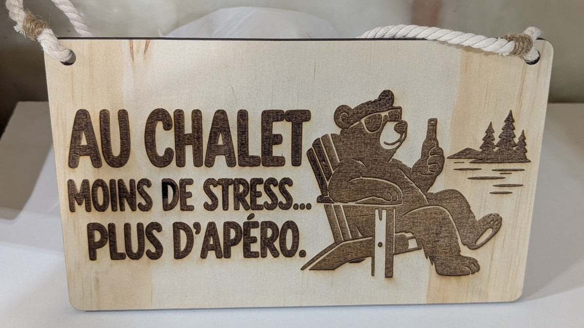 Affiche en bois gravé – Au chalet pas de stress juste du bon temps