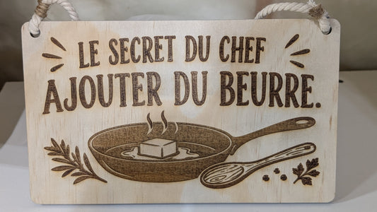 Affiche en bois gravé – Le secret du chef ajouter du beurre