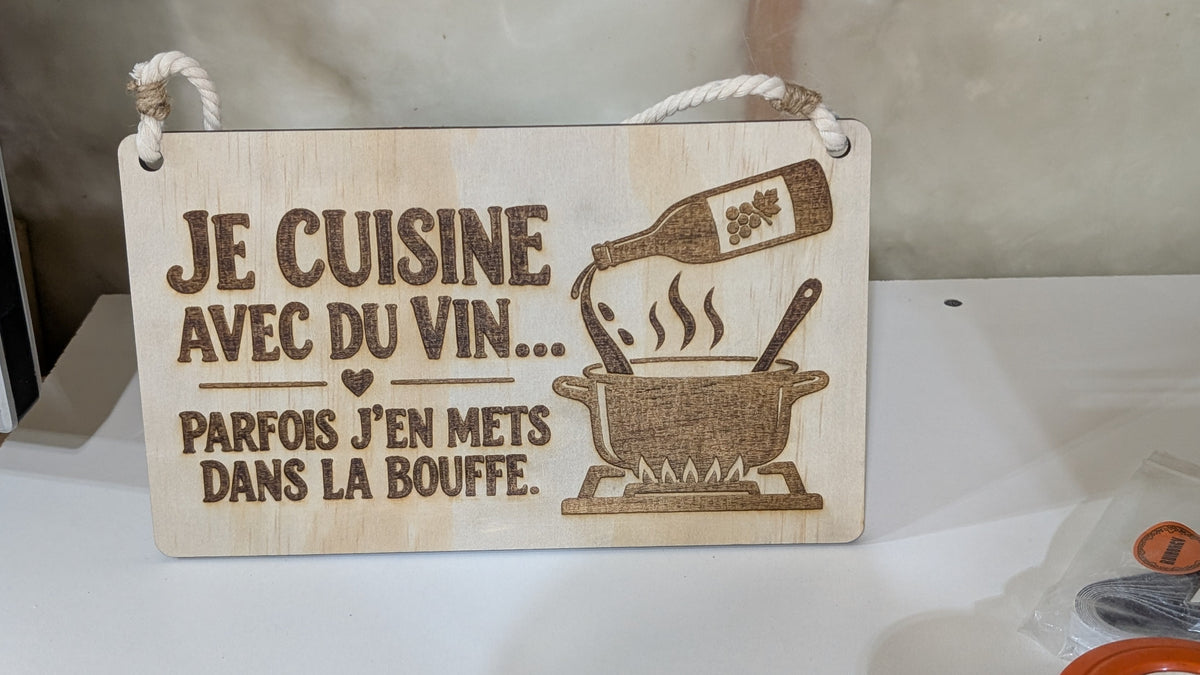 Affiche en bois gravé – Je cuisine avec du vin parfois j'en mets dans la bouffe
