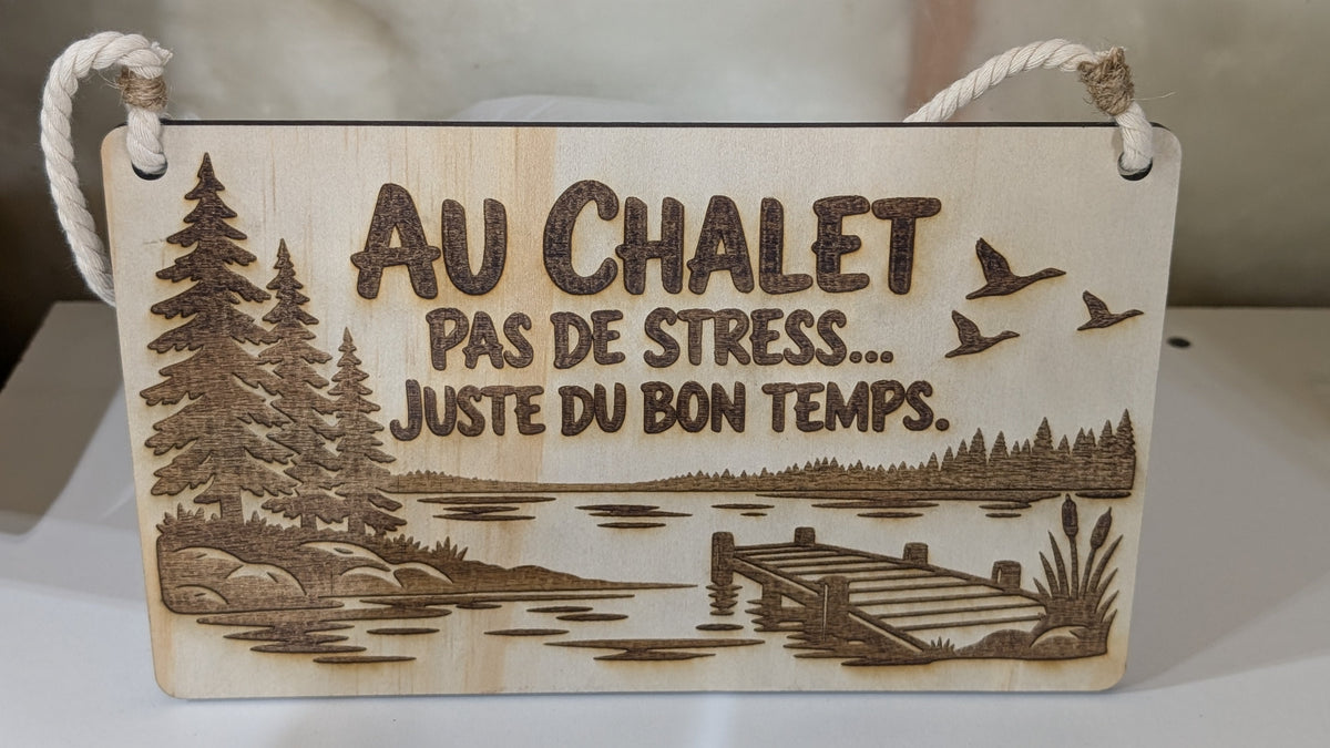Affiche en bois gravé – Au chalet moins de stress plus d'apéro avec ours